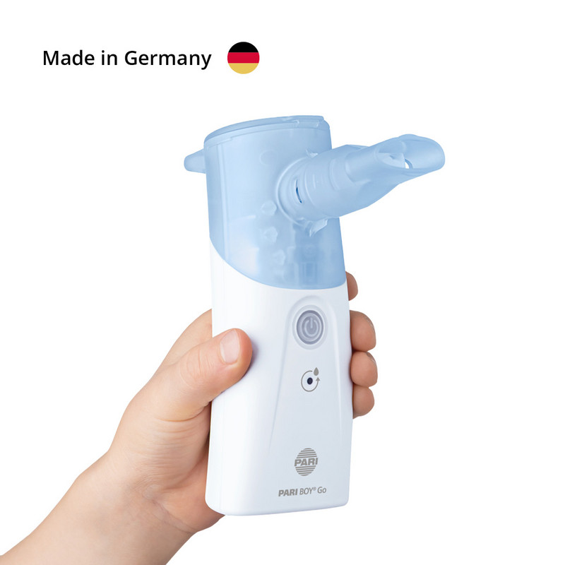 Hand hält tragbares PARI BOY Go Inhalationsgerät mit Mundstück; Hinweis „Made in Germany“ im Bild.