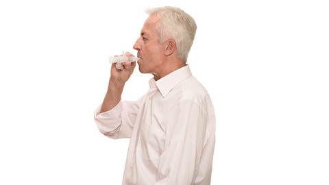 Elderly man breathing using the PARI PEP S-System