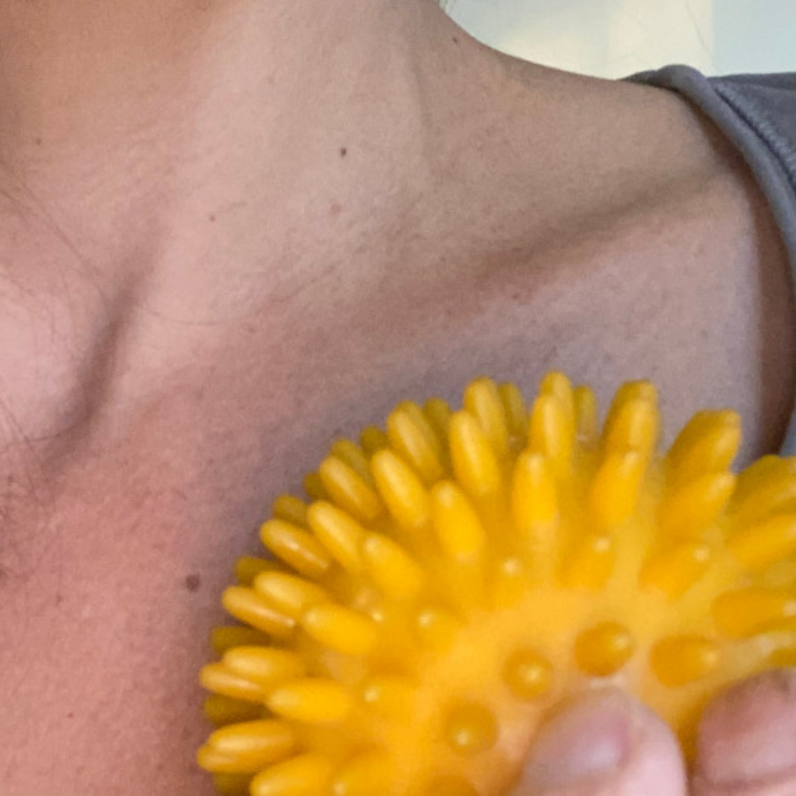 Schmerzhafter Husten: Selbstmassage mit Igelball Nahaufnahme eines Igelballs am Brustbein