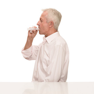Elderly man breathing using the PARI PEP S-System