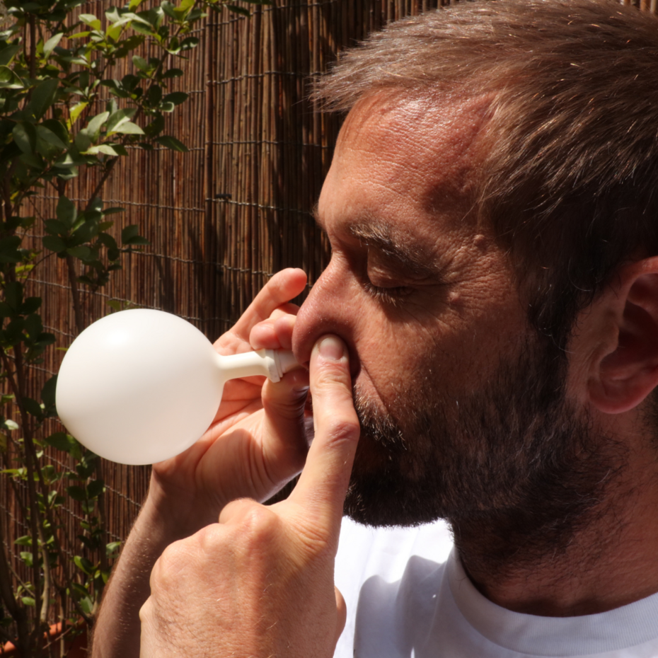 Mann im Profil zu sehen, er hält sich ein Nasenloch zu, am anderen Nasenloch befindet sich ein Otovent