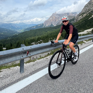 Biathletin Johanna Puff auf einem Mountainbike in den Bergen