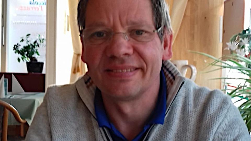 Leben mit Cystischer Fibrose (CF/ Mukoviszidose) im Erwachsenenalter. Interview mit Thomas Malenke Lächelnder Mann mittleren Alters in Halbnahaufnahme