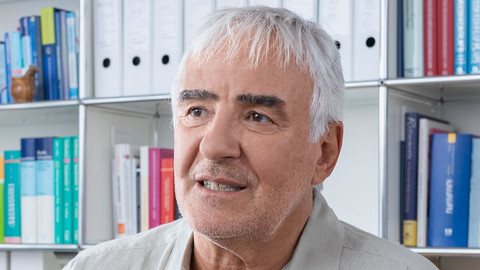 Älterer Mann in Halbnahaufnahme, der Mund ist leicht geöffnet