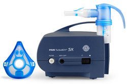 Produktabbildung – Die Abbildung zeigt den PARI TurboBOY SX Kompressor mit aufgestecktem PARI LC SPRINT Vernebler mit Mundstück und daneben liegender PARI Kindermaske.
