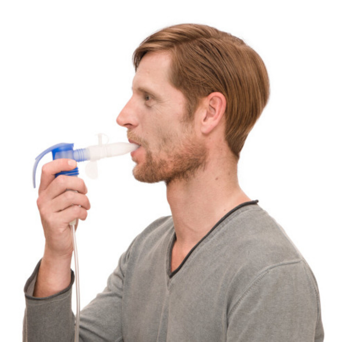 Mann inhaliert mit Vernebler mit aufgestecktem PEP-System