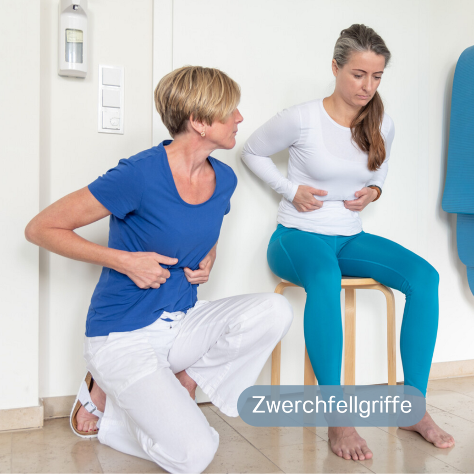 Junge Frau sitzt auf Hocker und macht Zwerchfellgriffe, während Physiotherapeutin daneben kniet und vormacht