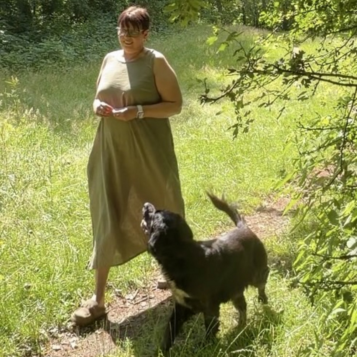 Kein Urlaub mit COPD? Eine Betroffene über Gründe & Alternativen Frau geht mit ihrem Hund spazieren