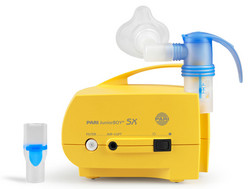 Produktabbildung – Die Abbildung zeigt den PARI JuniorBOY SX Kompressor mit aufgestecktem PARI LC SPRINT Junior Vernebler, mit PARI BABY Maske Größe 2 und nebenstehenden Mundstück.