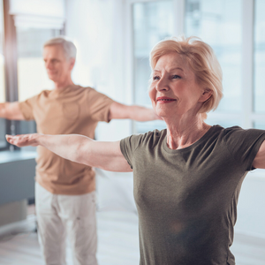 Ältere Frau und älterer Mann bei Lungensport