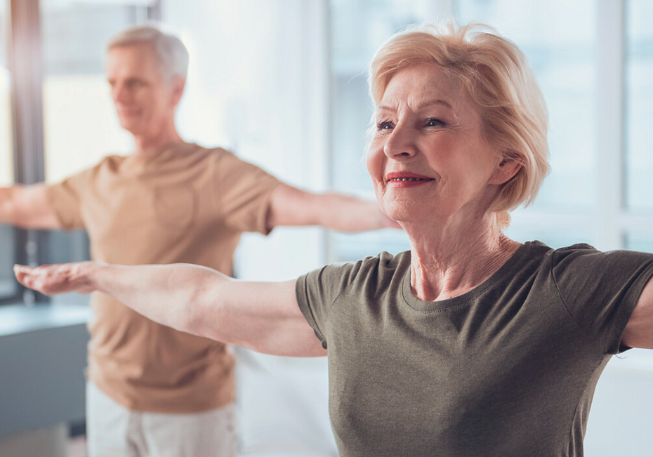 Ältere Frau und älterer Mann bei Lungensport