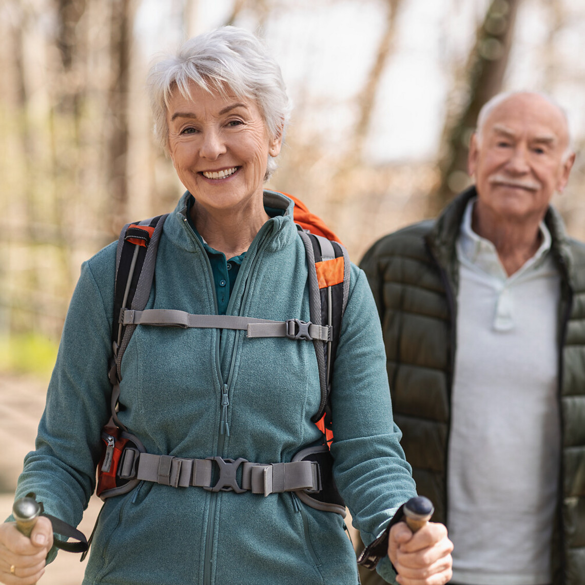 Urlaub mit COPD: Berge Älteres Paar beim Wandern