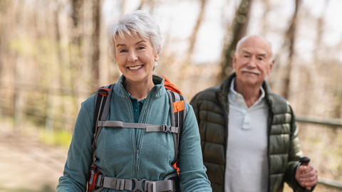 Urlaub mit COPD: Berge Älteres Paar beim Wandern