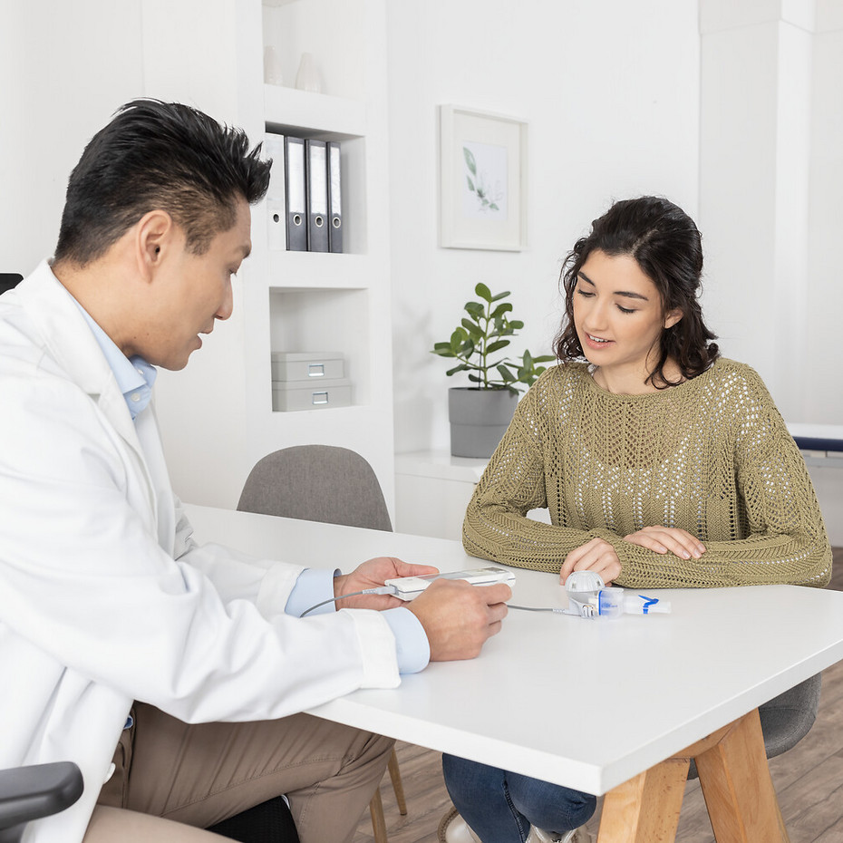 Pregnancy with cystic fibrosis: at the gynaecologist Young woman consulting her doctor