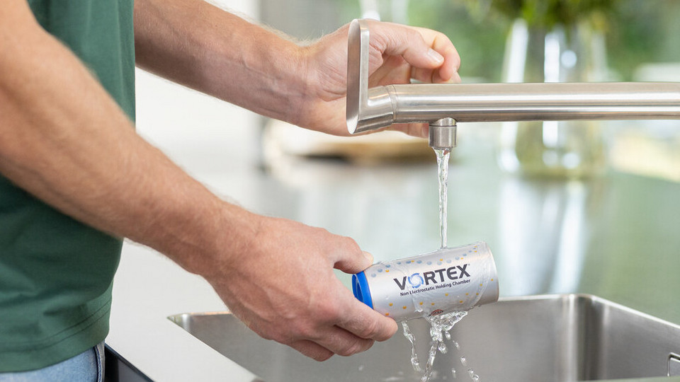 Nahaufnahme von Händen, die VORTEX Inhalierhilfe am Wasserhahn abspülen