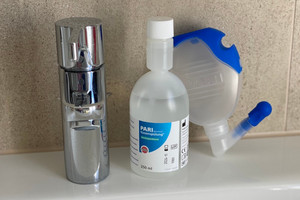 Nasendusche und Nasenspülung stehen neben Wasserhahn auf Wasserbecken