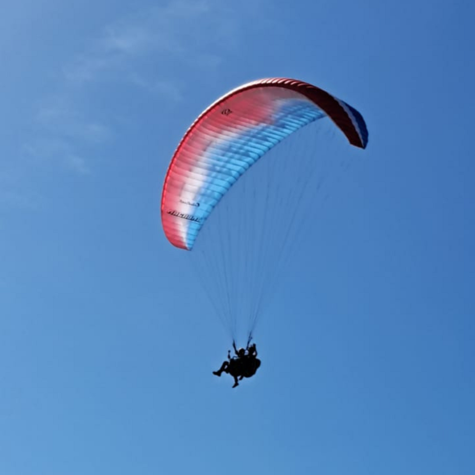 Gleitschirm vor strahlend blauem Himmel