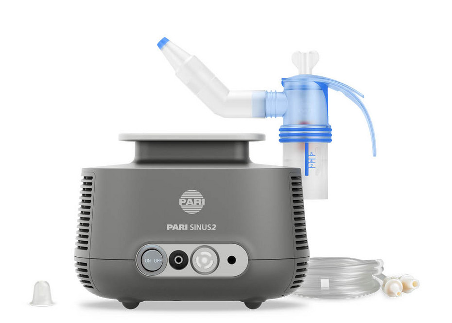 PARI SINUS2 Inhalationsgerät in Schwarz mit seiner Ausstattung, bestehend aus PARI LC SPRINT SINUS Vernebler mit Nasenansatzstück, Düsenaufsatz (orange), Nasenstöpsel und PARI SINUS Schlauchsystem, für die gezielte Behandlung der Nasennebenhöhlen.