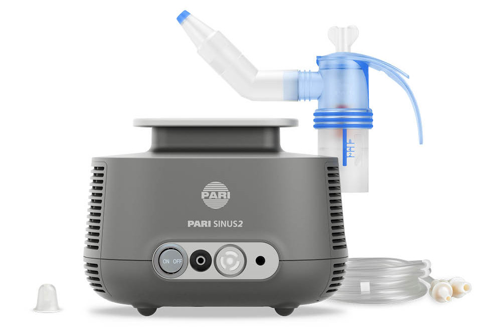 PARI SINUS2 Inhalationsgerät in Schwarz mit seiner Ausstattung, bestehend aus PARI LC SPRINT SINUS Vernebler mit Nasenansatzstück, Düsenaufsatz (orange), Nasenstöpsel und PARI SINUS Schlauchsystem, für die gezielte Behandlung der Nasennebenhöhlen.