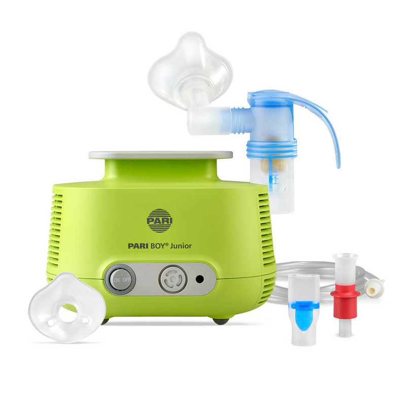 Produktabbildung – Die Abbildung zeigt den PARI BOY Junior mit seiner Ausstattung, bestehend aus der PARI BABY Maske Größe 1, der PARI BABY Maske Größe 2, dem Mundstück universal, dem Anschlussschlauch und dem zusätzlich mitgelieferten roten Düseneinsatz.
