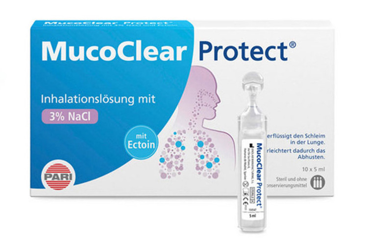 Produktabbildung – Die Abbildung zeigt im Vordergrund eine Ampulle mit MucoClear Protect. Im Hintergrund steht die handelsübliche Verpackung, die 10 Ampullen enthält.