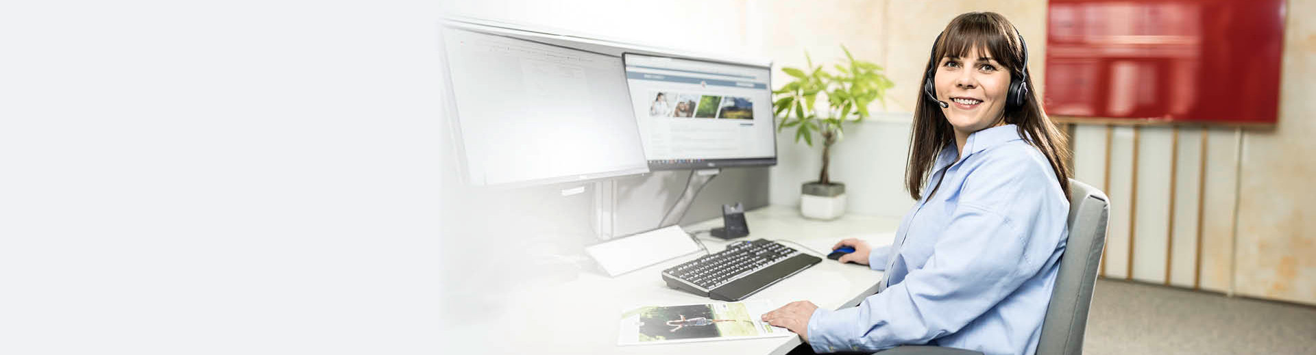 A PARI service employee sits in front of a computer with a headset and advises a customer over the phone