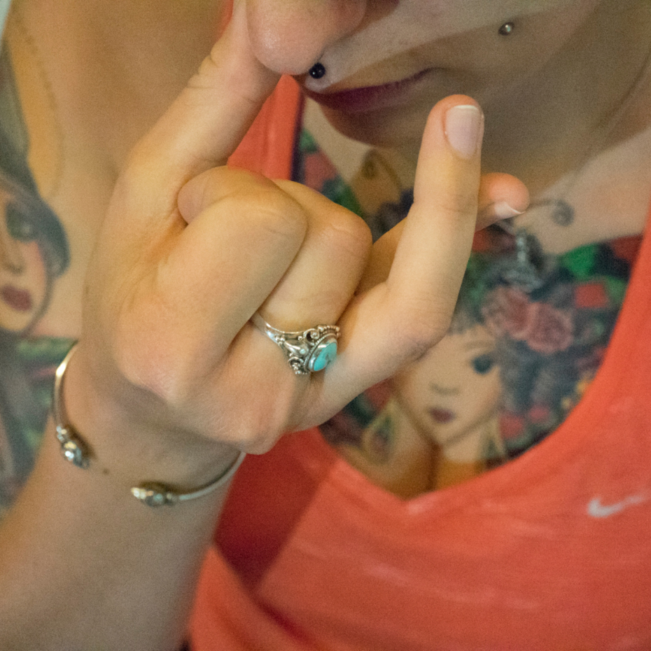 Nahaufnahme einer jungen Frau von oben, sie führt die Wechselatmung durch