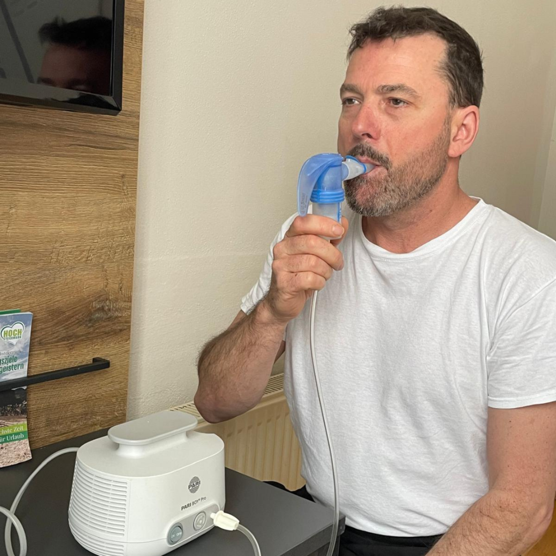 Bernhard beim Inhalieren mit dem PARI BOY Pro