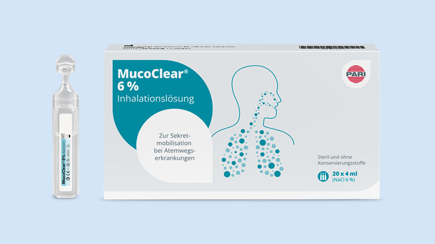 Produktabbildung – MucoClear &% Inhalationslösung – Hypertone Kochsalzlösung. Links neben der 20er Packung steht eine einzelne Ampulle