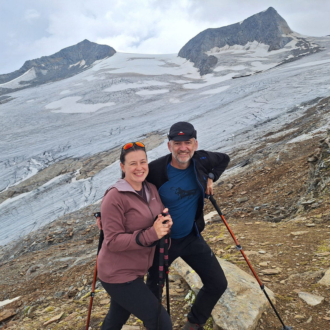 Bernhard Kaut: Auf den Großvenediger nach Lungentransplantation Katja und Roland Winkler stehen auf einem Wanderweg am Berg