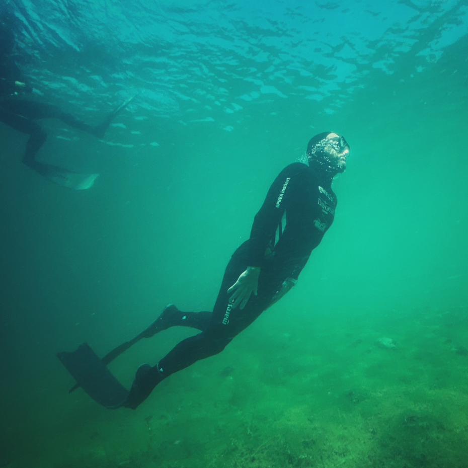 Taucher ohne Taucherflasche taucht nach oben