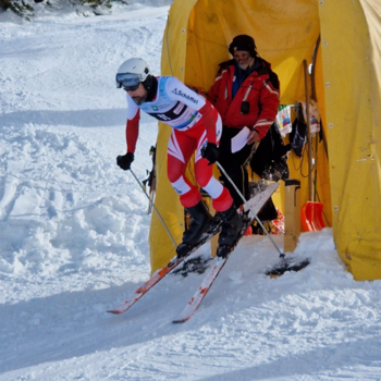 Ski-Sportler startet beim Ski Slalom
