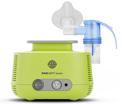 Produktabbildung – Die Abbildung zeigt den PARI BOY Junior Kompressor mit PARI LC SPRINT Junior Vernebler und aufgesteckter Kindermaske.