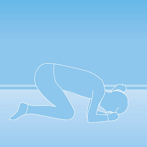 Schematische Darstellung eines Menschen, der sich am Boden auf Knien und Ellenbogen abstützt, den Kopf zwischen den Händen 