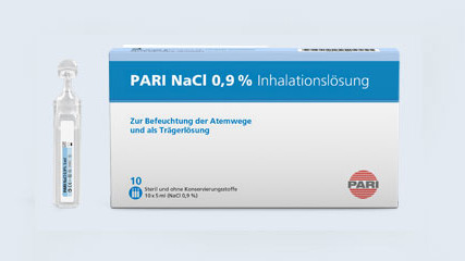 Produktabbildung – PARI NaCl 0,9% Inhalationslösung – Isotone Kochsalzlösung. Links neben der 10er Packung steht eine einzelne Ampulle