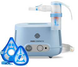 Produktabbildung – Die Abbildung zeigt das PARI COMPACT2 Inhaliergerät mit seiner Ausstattung, bestehend aus PARI LC SPRINT COMPACT Vernebler, PARI Babymaske soft, PARI Kindermaske soft, Mundstück universell und Anschlussschlauch.