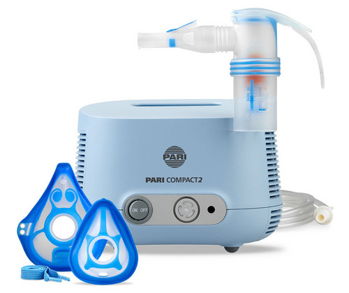 Produktabbildung – Die Abbildung zeigt das PARI COMPACT2 Inhaliergerät mit seiner Ausstattung, bestehend aus PARI LC SPRINT COMPACT Vernebler, PARI Babymaske soft, PARI Kindermaske soft, Mundstück universell und Anschlussschlauch.