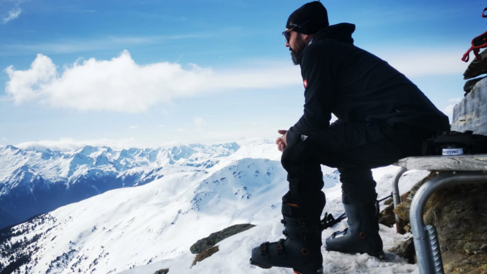 Bernhard Kaut auf dem Endspurt: Salzburger Pinzgau Mann sitzt auf einer Bank am Berg und schaut ins verschneite Tal