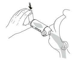 Schematische Darstellung, wie Mensch Asthmaspray mit Spacer inhaliert