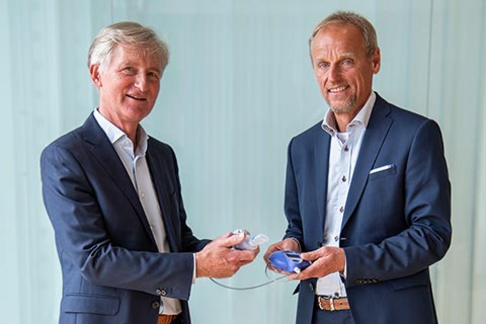 Dr. Martin Knoch at the symbolic handover of an eFlow® device to Dr. Stefan Seemann. © PARI Pharma GmbH.