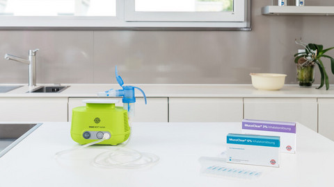 Inhalationsgerät und zwei Packungen Inhalationslösung auf Ablage in der Küche