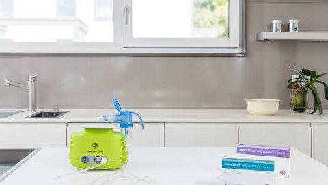 Inhalationsgerät und zwei Packungen Inhalationslösung auf Ablage in der Küche