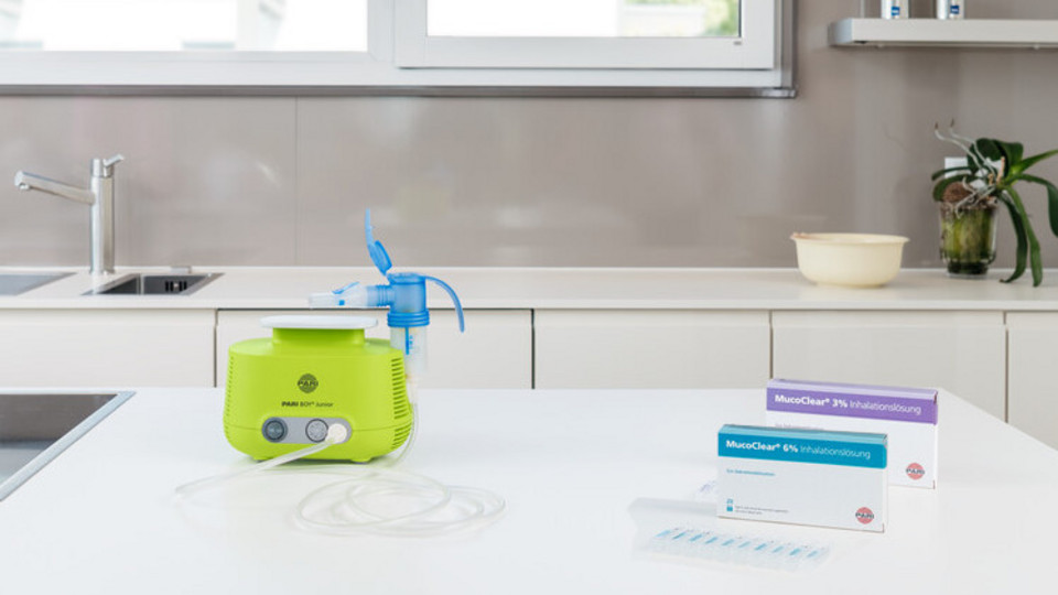 Inhalationsgerät und zwei Packungen Inhalationslösung auf Ablage in der Küche