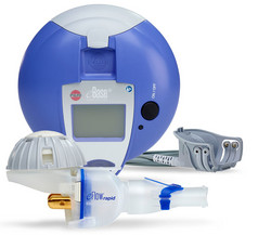 Produktabbildung – Die Abbildung zeigt das eFlow-rapid Inhalationssystem mit seiner Ausstattung, bestehend aus der Control unit, dem eFlow-rapid Vernebler und dem dazugehörigen Verneblerkabel.