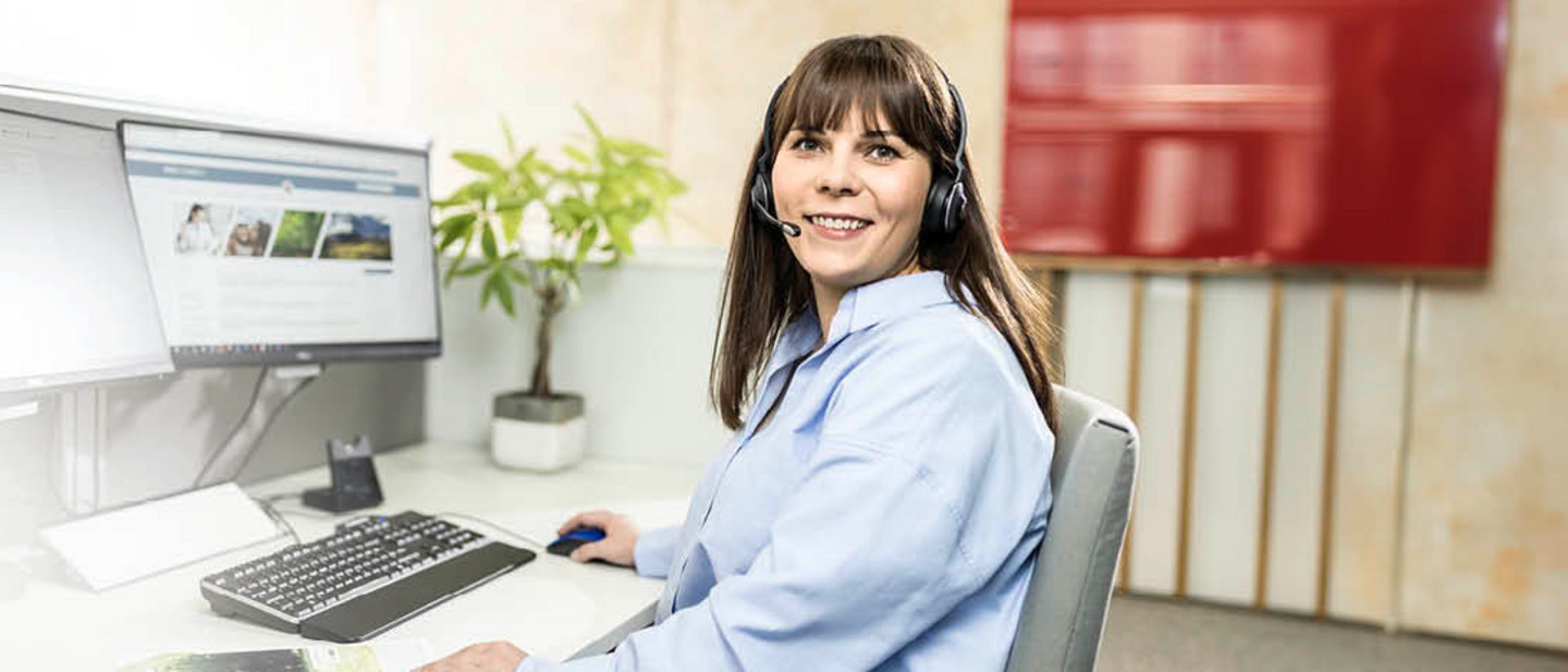 PARI 服務員工戴著耳機坐在電腦前，透過電話為客戶提供建議