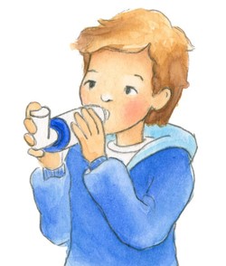 Junge hält Asthma-Spray mit Spacer an seinen Mund