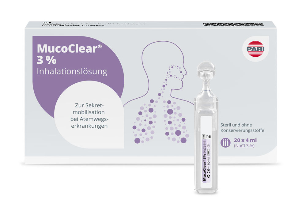 Produktabbildung – Die Abbildung zeigt im Vordergrund eine Ampulle mit MucoClear 3% Inhalationslösung. Im Hintergrund steht die handelsübliche Verpackung, die 20 Ampullen enthält.