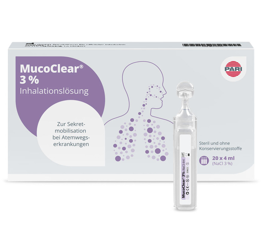 Produktabbildung – Die Abbildung zeigt im Vordergrund eine Ampulle mit MucoClear 3% Inhalationslösung. Im Hintergrund steht die handelsübliche Verpackung, die 20 Ampullen enthält.