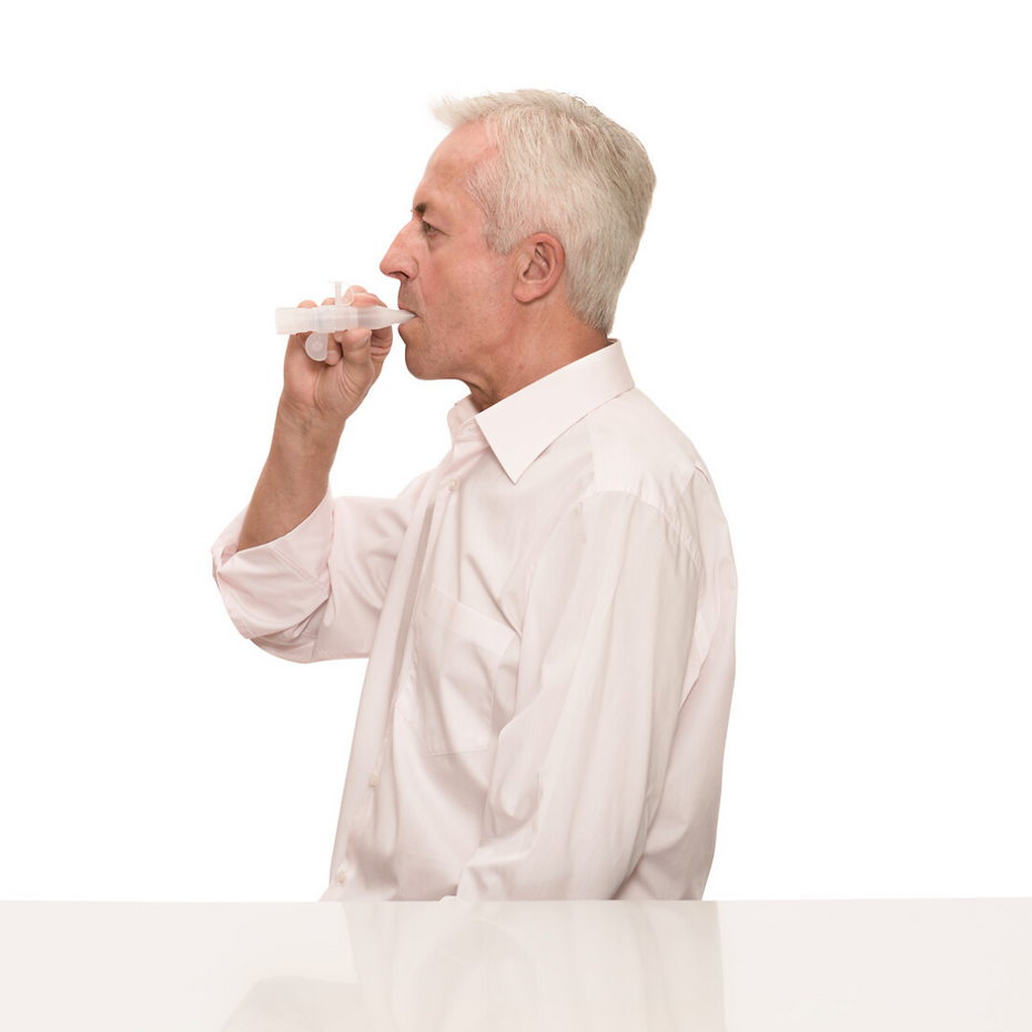 Älterer Mann atmet mit dem PARI PEP S System