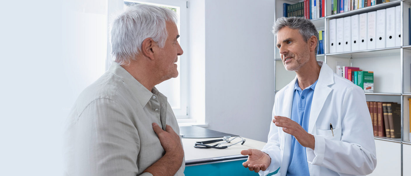 Inhalationstherapie im Alter – was sind die Fallstricke Ein Arzt spricht mit einem älteren Patienten über Inhalationstherapie